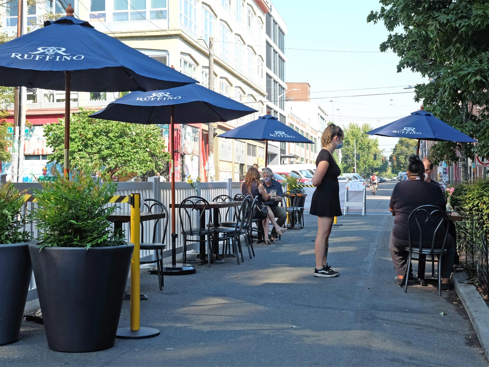 Outdoor dining in downtown Seattle