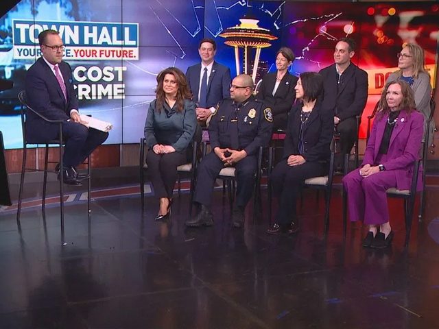 KOMO News Chris Daniels asks Seattle Police Chief Adrian Diaz and other panelists questions during a town hall discussion. (KOMO)